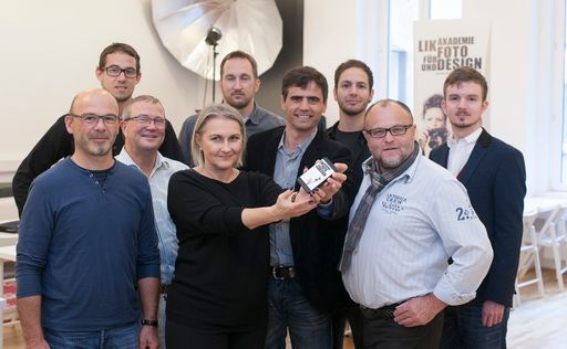 LIK Akademie für Foto und Design Leitung Ing. Nadja Gusenbauer
und Eric Berger freuen sich mit einigen Studenten der LIK
Meisterklasse die Fotodateien an Mag. Thomas Michor zu überreichen