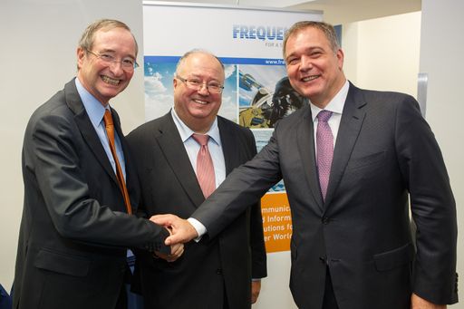 WKÖ-Präs. Dr. Christoph Leitl, Dr. Hannes Bardach
(CEO Frequentis AG), WK Wien-Präs. DI Walter Ruck im Frequentis
Gründerzentrum