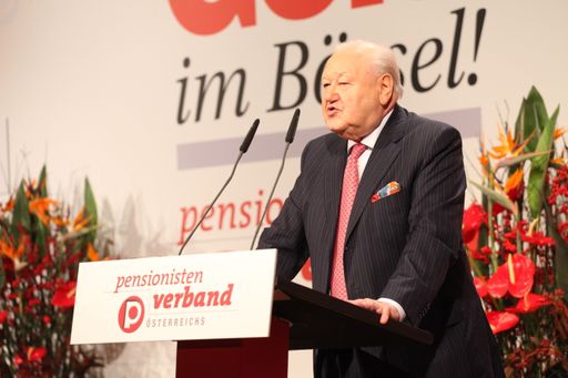 Karl Blecha, Präsident des Pensionistenverbandes Österreichs
eröffnet den zweitägigen Verbandstag des Pensionistenverbandes
Österreichs, der unter dem Motto "Mehr Geld im Börsel" steht.