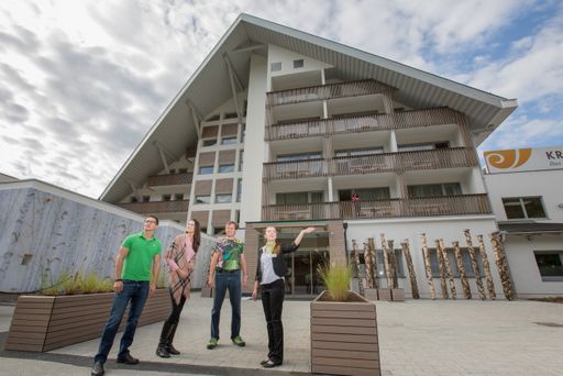 Vorschau Bild von Stephanie Hahn, Lehrling des Seminar und Eventhotels Krainerhütte
(rechts), erklärt den Gästen des Hauses das einzigartige
Seminarkonzept