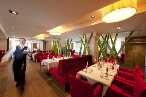 Vorschau Bild von Die neue Fernwärmeleitung sorgt für die effiziente
Energieversorgung des Restaurants im Seminar- und Eventhotels
Krainerhütte. Mit dekorativen Holzelementen hat man sich zudem die
Natur ins Haus geholt.