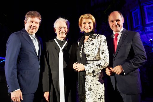  Als Hausherr konnte Augustiner-Chorherr Dr. Walter
Simek (zw.v.l.) mit HYPO NOE-Generaldirektor Dr. Peter Harold
(links) und Landeshauptmannstellvertreter Mag. Wolfgang Sobotka
(rechts) gleich zwei niederösterreichische Spitzen in der
Stiftskirche Klosterneuburg begrüßen. Nadja Mader-Müller führte
charmant durch den Abend.