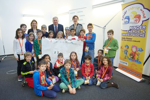 http://www.apa-fotoservice.at/galerie/6090 Im Bild
v.l.n.r.: Katharina Swoboda, Siemens Pressesprecherin, Alois Stöger,
Bundesminister BMVIT und Theresia Vogel, Geschäftsführerin Klima-
und Energiefonds und SchülerInnen bei der Kinder Energie- und
Umweltwoche in der Siemens City