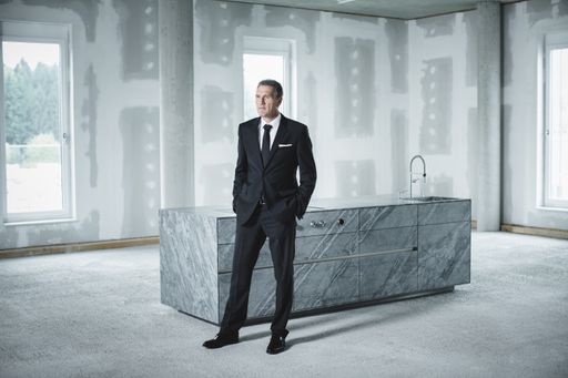 Johannes Artmayr, Geschäftsführer von Strasser
Steine, präsentiert ST-ONE, die "Küchenwerkbank" aus Stein.