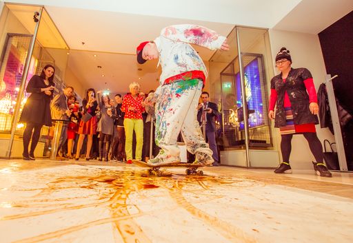  Skateboard Painting mit den Ingredienzien der
neuen Kaffeespezialität des Le Méridien (Apple Strudel on the Rocks)
– „auf Spur gebracht“ von den Künstlern Elena Mildner und Daniel
Maurer.