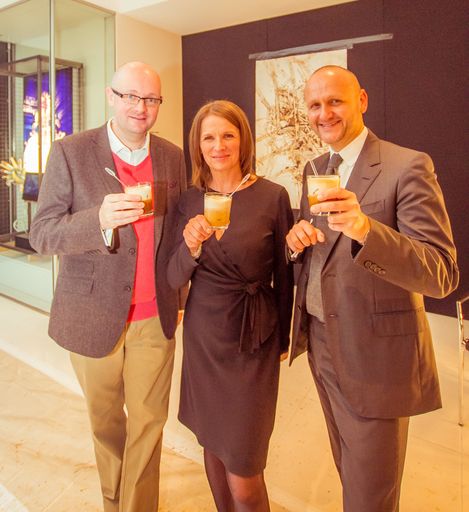 Vorschau Bild von Gavin Maclennan (Global Brand Director Le
Méridien), Gabriela Benz (General Manager Le Méridien Wien) und
Norbert Kettner (Direktor WienTourismus) läuten in Wien das
internationale Jahr der Kaffee-Inspirationen ein.