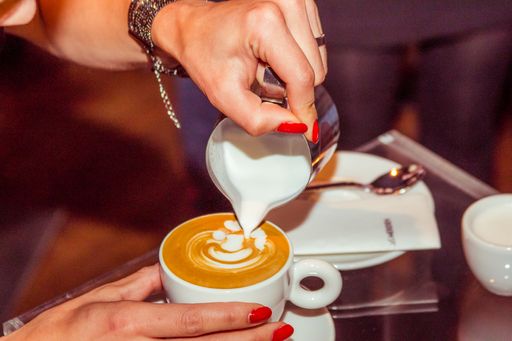 Vorschau Bild von Hier entsteht Sisi als Latte Art, kreiert von
der mehrfachen niederländischen Barista-Meisterin Esther Maasdam. -