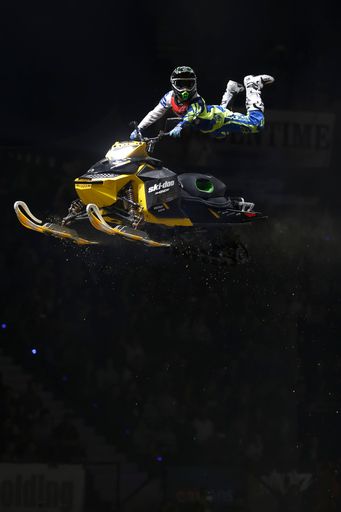  Ist es möglich einen Backflip mit einem 200kg schweren Snowmobile
zu springen?