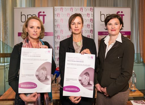 Mag.a. Elisabeth Harasser, Kinder- und
Jugendanwältin für Tirol, Familien- und Jugendministerin Dr. Sophie
Karmasin und Mag.a Hedwig Wölfl von der Österreichischen Liga für
Kinder- und Jugendgesundheit bei der Studienpräsentation "Gewalt am
Kind".