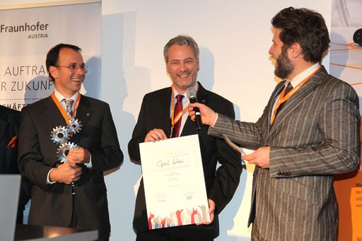  Im Bild von links nach rechts, Mag.Dr. Clemens
Fath, MBA, Manager GMS&CIE Opel Wien, DI Michael Lewald,
Generaldirektor Opel Wien, Hans-Florian Zangerl, Industriemagazin