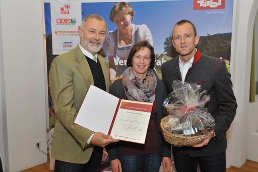 Dr. Gerhard Föger, Land Tirol/Abteilung Tourismus (links im Bild)
und Stefan Astner, Geschäftsführer des TVB Hohe Salve überreichen
die 4000. Seminarurkunde der Vermieterakademie Tirol an Frau Anni
Misslinger aus Hopfgarten.