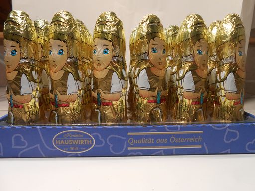  Das Schokochristkind, als Schokoladenhohlfigur ist
der Beginn einer Serie an Produkten, die ab sofort jährlich im
Advent zum Verkauf angeboten werden.