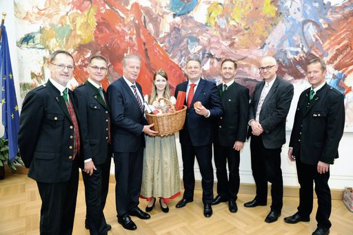 Anlässlich des Tages des Apfels begrüßten
Vizekanzler Reinhold Mitterlehner und Bundesminister Andrä
Rupprechter den Bundesobstbauverband mit der amtierenden
Apfelkönigin im BMLFUW.