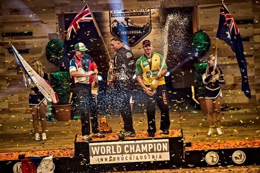 Vorschau Bild von Bei der zehnten STIHL
TIMBERSPORTS(R)-Weltmeisterschaft 2014 in Innsbruck/Österreich waren
zwölf Nationen im Einzel-Wettkampf am Start; auf dem Treppchen
landeten am Ende eines spannenden Turniers Neuseeland, Tschechien
und Australien.