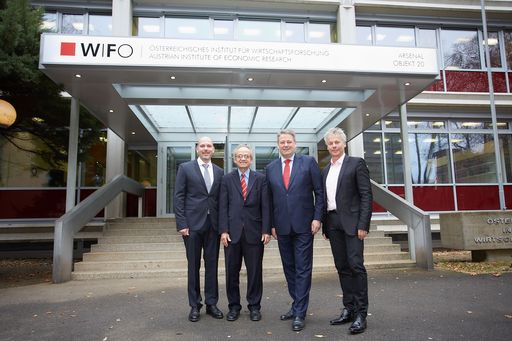http://www.apa-fotoservice.at/galerie/6174 Im Bild
v.l.n.r. Clemens-A. Baldia, pwb Baldia GmbH, Karl Aiginger, Leiter
des Österreichischen Instituts für Wirtschaftsforschung,
Umweltminister Andrä Rupprechter und Ingmar Höbarth, Geschäftsführer
Klima- und Energiefonds
