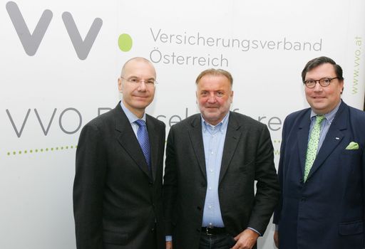  http://www.apa-fotoservice.at/galerie/6125 Im Bild
v.l.n.r.: Dr. Wolfram Littich (VVO-Vizepräsident und Generaldirektor
Allianz Elementar Versicherungs-Aktiengesellschaft), Dr. Josef
Kubitschek (VKI-Geschäftsführer) und Dr. Louis Norman-Audenhove
(Generalsekretär des österreichischen Versicherungsverbandes VVO)