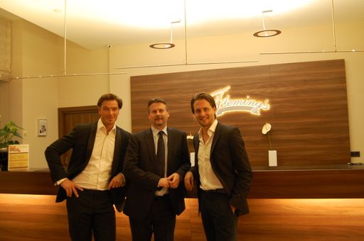 Check-In der Musicalstars Alexander Klaws und
Jan Ammann im Flemings Deluxe Hotel Wien City, Begrüßung durch
Hoteldirektor Martin Sperl