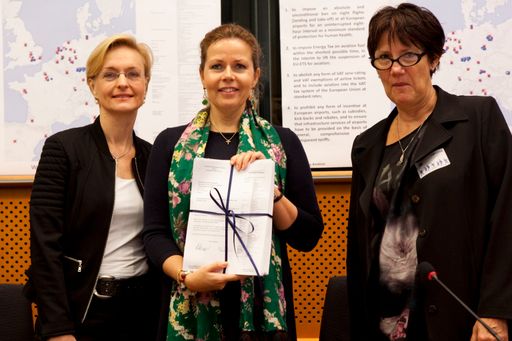 Die Initiatorinnen der Petition übergeben die
Beitrittserklärungen von über 140 Bürgerinitiativen an die
Vorsitzende des Petitionsausschusses des Europäischen Parlaments
Cecilia Wikström (ALDE).
