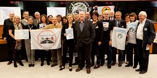 Vorschau Bild von Vertreter der Bürgerinitiativen mit Gastgeber Keith Taylor MEP.