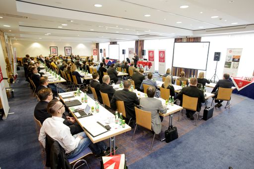 Vorschau Bild von Angeregte Diskussionen und reger Meinungsaustausch beim
Jahrestreffpunkt der Pharmabranche.
