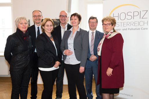 http://www.apa-fotoservice.at/galerie/6168 v.l.n.r:
Regina Ertl (Bundesverband der Alten- und Pflegeheime Österreichs),
Dr. Karl Bitschnau (Vizepräsident Dachverband Hospiz Österreich,
Leiter Hospiz Vorarlberg), Dr.in Maria Kletecka-Pulker
(Wissenschaftliche Mitarbeiterin der MedUni Wien, Geschäfts-führerin
am Institut für Ethik und Recht in der Medizin, Mitglied der
Bioethikkommission des Bundeskanzleramtes, Gründungsmitglied der
Plattform Patientensicherheit), Dr. Harald Retschitzegger MSc (Pall
Care) (Präsident der Österreichischen Palliativgesellschaft) ,
PHDr.in Hildegard Menner (ARGE Pflegedienstleitung Pflegeheime im
ÖGKV), Dr. Michael Lang (Präsident der ÄK Burgenland, Leiter des
Geriatrie-Referates der ÖÄK) und Waltraud Klasnic (Präsidentin
Dachverband Hospiz Österreich).