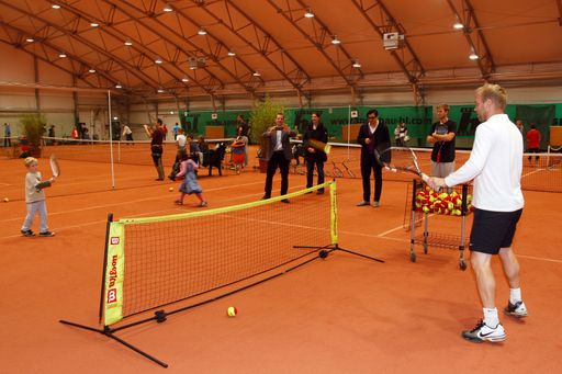  Stefan Koubek beim Schnuppertraining in der neuen
Tennishall vom Sportzentrum Marswiese