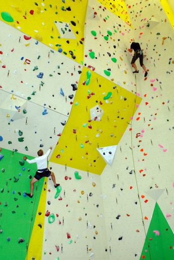 Vorschau Bild von Stefan Koubek und Herr Generalvikar Dr. Nikolaus
Krasa erklimmen bei der Eröffnungsfeier im Sportzentrum Marswiese
die neue 16m hohe Wand.