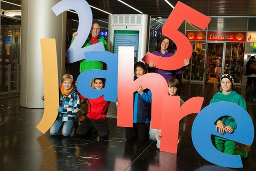  LAbg. Mag.a Tanja Wehsely und Kinderrechtebeauftragter Otmar
Mittermayr präsentieren gemeinsam mit Schülern der Sportmittelschule
Wien 2 - SMS 2 'EinSatz für Kinderrechte'