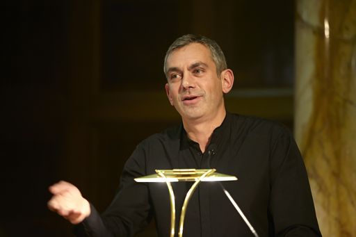 Vorschau Bild von APA und UniCredit Bank Austria vergaben in Wien zum
elften Mal den Journalistenpreis "Writing for CEE". Wladimir
Kaminer, deutsch-russischer Schriftsteller (u.a. „Russendisko“),
hielt eine Rede unter dem Titel „Wie die Russen ticken“.