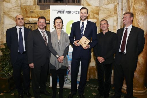 Vorschau Bild von Writing for CEE 2014: APA und UniCredit Bank
Austria vergaben in Wien zum elften Mal den Journalistenpreis
"Writing for CEE". Im Bild v.l.n.r.: Francesco Giordano (UniCredit
Bank Austria), Michael Lang (APA – Austria Presse Agentur), Cornelia
Vospernik (Laudatorin und Mitglied der Jury; ORF), Takis Würger
(Preisträger 2014), Ehrengast Wladimir Kaminer (deutsch-russischer
Schriftsteller), Edgar Schütz (Moderator; APA).