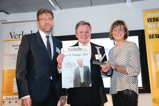 Vorschau Bild von Der frisch gekürte Logistik-Manager 2014 Norbert Wenzel mit
seiner Gemahlin Renate Wenzel und Verkehr-Chefredakteur Bernd Winter