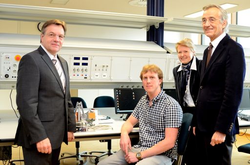 Tirols Landeshauptmann Günther Platter,
UMIT-Rektorin Sabine Schindler und LFU-Rektor Tilmann Märk zogen
eine positive Bilanz über fünf Jahre universitäres
Mechatronik-Studium in Tirol und gratulierten Phillip Kronthaler (2.
v.l.), dem ersten Diplom-Ingenieur aus diesem Studium.