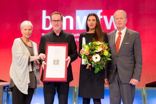  Staatspreisträger Public Relations 2014. Im Bild
vlnr.: Ingrid Vogl (PRVA-Präsidentin), Martin Dechant (ikp
Vorarlberg), Amelie Baschnegger (ikp Vorarlberg), Vizekanzler
Reinhold Mitterlehner (BMWFW).