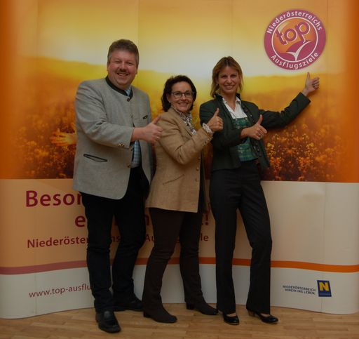 Vorschau Bild von Thomas Grießl, Brigitte Schlögl (TAZ) und Andrea Schodl freuen
sich über die Auszeichnung zum NÖ Top Ausflugsziel
