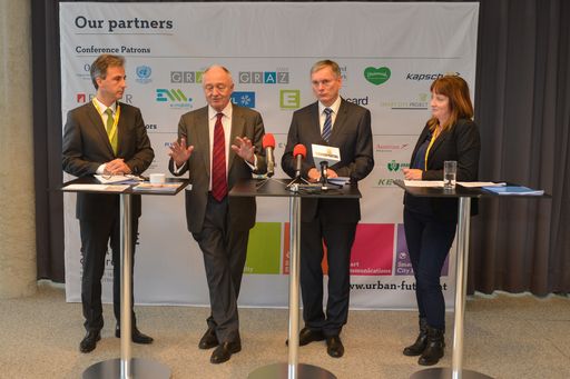 http://www.apa-fotoservice.at/galerie/6193 Im Bild
v.l.n.r.: Siegfried Nagl, Ken Livingstone, Alois Stöger, Marina
Johansson