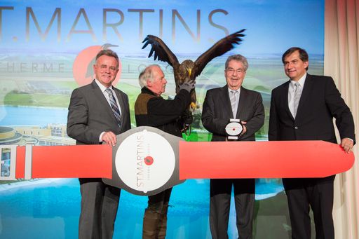 Gemeinsam mit dem Kompetenzpartner VAMED hat das
Land Burgenland die St. Martins Therme & Lodge im Seewinkel weiter
ausgebaut. Mit dabei bei der feierlichen Eröffnung allen voran
Bundespräsident Heinz Fischer mit Landeshauptmann Hans Niessl und
Ernst Wastler, Vorsitzender des Vorstands der VAMED AG, sowie ein
Seeadler, Wappentier der Republik Österreich und seit kurzem wieder
im Seewinkel heimisch.