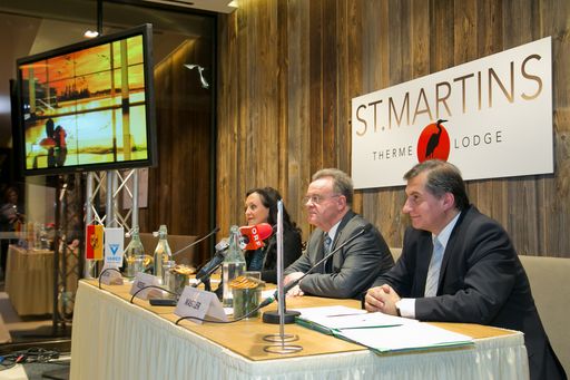 Vorschau Bild von Genau fünf Jahre ist es her, dass im Seewinkel die
erste Lodge Mitteleuropas Geschichte geschrieben hat. Gemeinsam mit
dem Kompetenzpartner VAMED hat das Land Burgenland die St. Martins
Therme & Lodge weiter ausgebaut. In nur einem Jahr sind rund um den
hauseigenen See und über dem Wasser neue exklusive Rückzugszonen
entstanden.