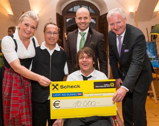  v.l.n.r.: Michaela Hirnböck-Gmachl (Romantik
Hotel GMACHL), Fußmaler Heinz Halwachs, Fritz Hirnböck (Romantik
Hotel GMACHL),Dr. Florian Kreicich Präsident der Romantik Hotel
Österreichs und Vorstandsvorsitzender der Romantik Hotel
International, vorne sitzend Mundmaler und Musiker Paulus Ploier.