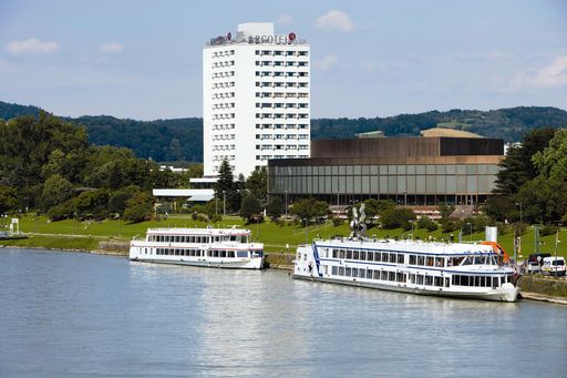  Das ARCOTEL Nike liegt mitten im Grünen, direkt
an der Donau und bietet einen herrlichen Ausblick auf den
Pöstlingberg.