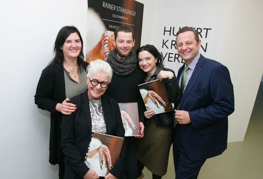  http://www.apa-fotoservice.at/galerie/6207 Im
Bild v.l.n.r.: Hanna Esezobor (Projektleitung), Inge Prader
(Fotografin), Rainer Stranzinger (Autor),Clara Monti (Artdirector)
und Hubert Krenn (Verleger)
