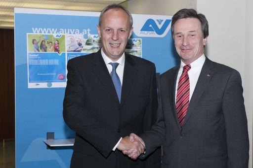 Foto: Rainer Gryc/AUVA AUVA-Generaldirektor Dipl.-Ing. Peter
Vavken begrüßt Ing. Thomas Gebell und wünscht dem neuen Obmann alles
Gute
