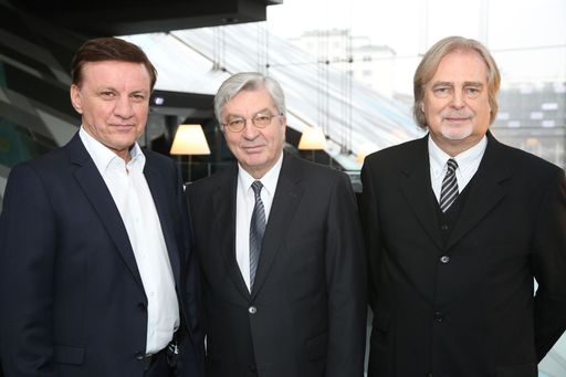  http://www.apa-fotoservice.at/galerie/6145 Im Bild
v.l.n.r.: Prof. Dr. Egarter (Leiter der Klin. Abteilung für Gyn.
Endokrinologie und Reproduktionsmedizin am AKH und Präsident der
Österr. Gesellschaft für Sterilität, Fertilität & Endokrinologie),
Prof. Dr. Urdl (Präsident der Österreichischen Gesellschaft für
Reproduktionsmedizin und Endokrinologie), Dr. Freude (Leiter des
Kinderwunschzentrums Gynandron in Wien und Präsident der
österreichischen IVF Gesellschaft)