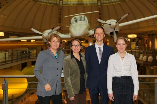 http://www.apa-fotoservice.at/galerie/6171 im Bild
von links nach rechts: Dr. Gabriele Zuna-Kratky - Direktorin
Technisches Museum Wien; Dr. Anne Ebert - Inhaltliche Leiterin der
Ausstellung „Mobilität“; DI Laurenz Seebauer - Inhaltlicher Leiter
der Ausstellung „In Bewegung“; MMag. Bernadette Decristoforo -
Projektleiterin „Von A nach B“