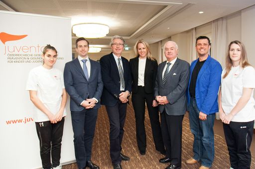  http://www.apa-fotoservice.at/galerie/6190/ Im Bild
v.l.n.r.: Fatma Sahin (Fußballerin), Dr. Christof Radler (Orthopäde,
Juventas Medizinischer Beirat), Dr. Miklos Pinter (Pädiater,
Juventas Obmann), Mag. Kathrin Hoffmann (Juventas
Gründungsmitglied), Dr. Kurt Widhalm (Pädiater, Juventas
Medizinischer Beirat), Mag. Karlheinz Piringer (Sportlehrer,
Juventas Gründungsmitglied), Tatjana Wimmer (Fußballerin)