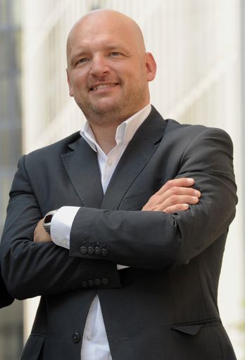 Vorschau Bild von Martin Benkovics betreibt mit www.platzpirsch.at
und www.raumverteilung.at Österreichs führende Kontakt-Plattformen
für die Eventbranche. Für das vom Deutschen Peter Cramer initiierte
Networking-Format „MICE BOAT“ kooperiert Benkovics mit dessen Portal
MICEboard.com. Diese länderübergreifende MICE-Kooperation
veranstaltet auch regelmäßig die Networking-Eventreihe „MICE by
melody“ in ausgewählten deutschen Städten.