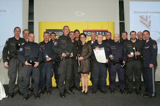 Die Bereitschafsteinheit der Einsatzabetilung der
Landespolizeidirektion Wien ist eine der mit dem Raiffeisen
Sicherheitsverdienstpreis 2014 ausgezeichneten Gruppen