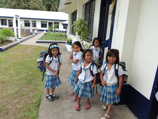  Durch die Unterstützung der Lyoness Child & Family
Foundation erfüllt die San Roque Elementary School auf den
Philippinen so hohe Sicherheitsstandards, dass sie nun mit dem
„Brigada Eskwela Award“ ausgezeichnet wurde.