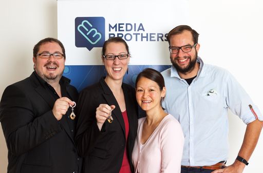 Vorschau Bild von MediaBrothers Team mit Natascha Swoboda von Renault
Österreich. Im Bild: v.l.n.r. Armin Rogl, MSc / Mag. Lisa Sans
(beide MediaBrothers) / Natascha Swoboda, MSc (Renault Österreich) /
Simon Saliger (MediaBrothers)