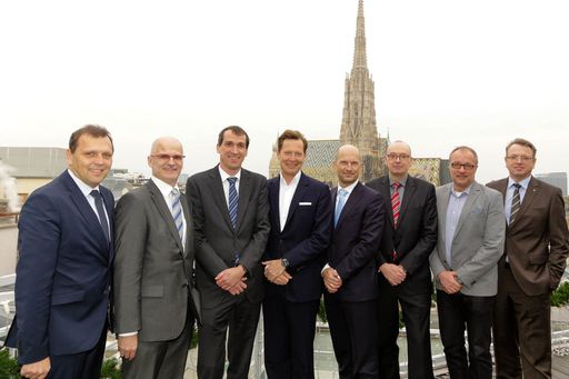 http://www.apa-fotoservice.at/galerie/6224 Im Bild
von links nach rechts: Roland Ledinger, Leiter IKT Strategie
Bundeskanzleramt; Hannes Gutmeier, Leiter Konzern-IT conwert; Peter
Lenz, CIO ÖBB; Tobias Höllwarth, Gründer Trust in Cloud; Marcus
Frantz, CIO OMV; Rainer Kaltenbrunner, Country Manager IDC Austria;
Eric-Jan Kaak; CIO Blizzard Sport; Andreas Kranabitl, CEO Spar ICS