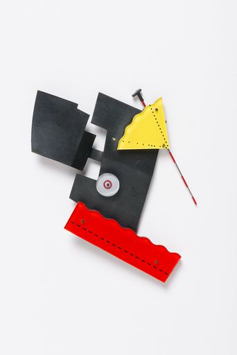  Ramon Puig Cuyas, Brosche, 1990er Jahre, Silber,
geschwärzt, Plexiglas